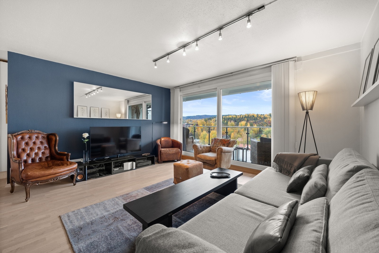 Store vindusflater som gir godt med naturlig lys. Galleribilde