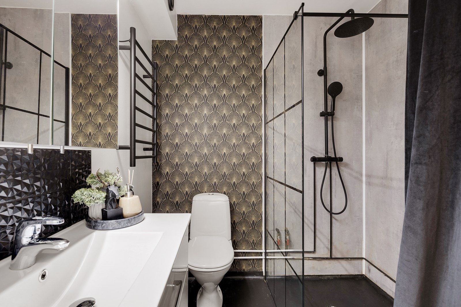 Rommet har innredning med nedfelt servant, toalett, dusjvegger/hjørne og opplegg for vaskemaskin Galleribilde