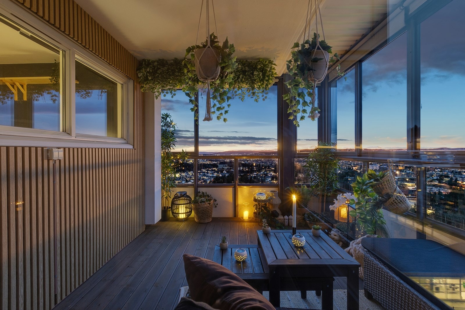 Romslig overbygd balkong med sjeldent bra utsikt! Galleribilde