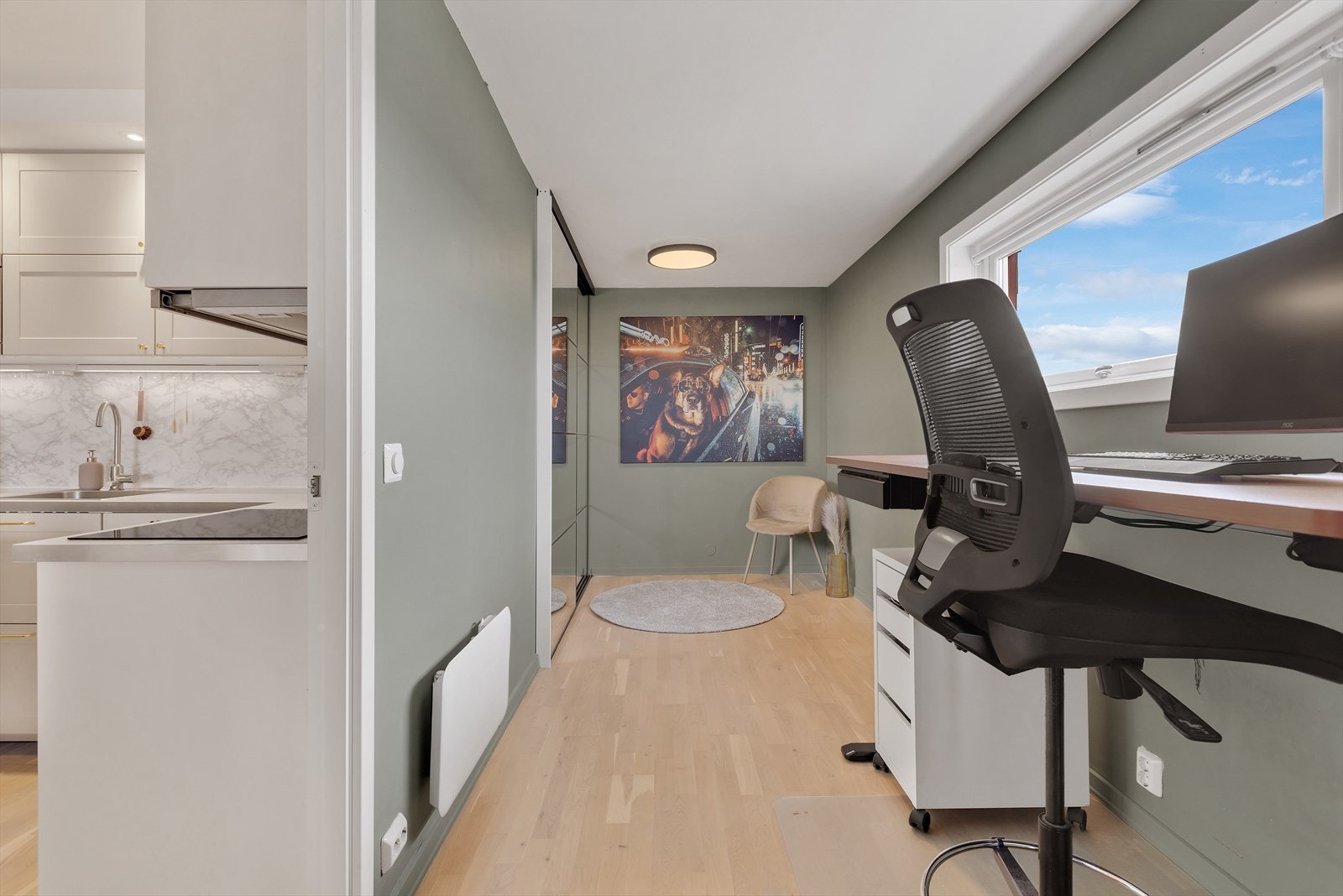 Soverommet er vegg i vegg med stuen Galleribilde