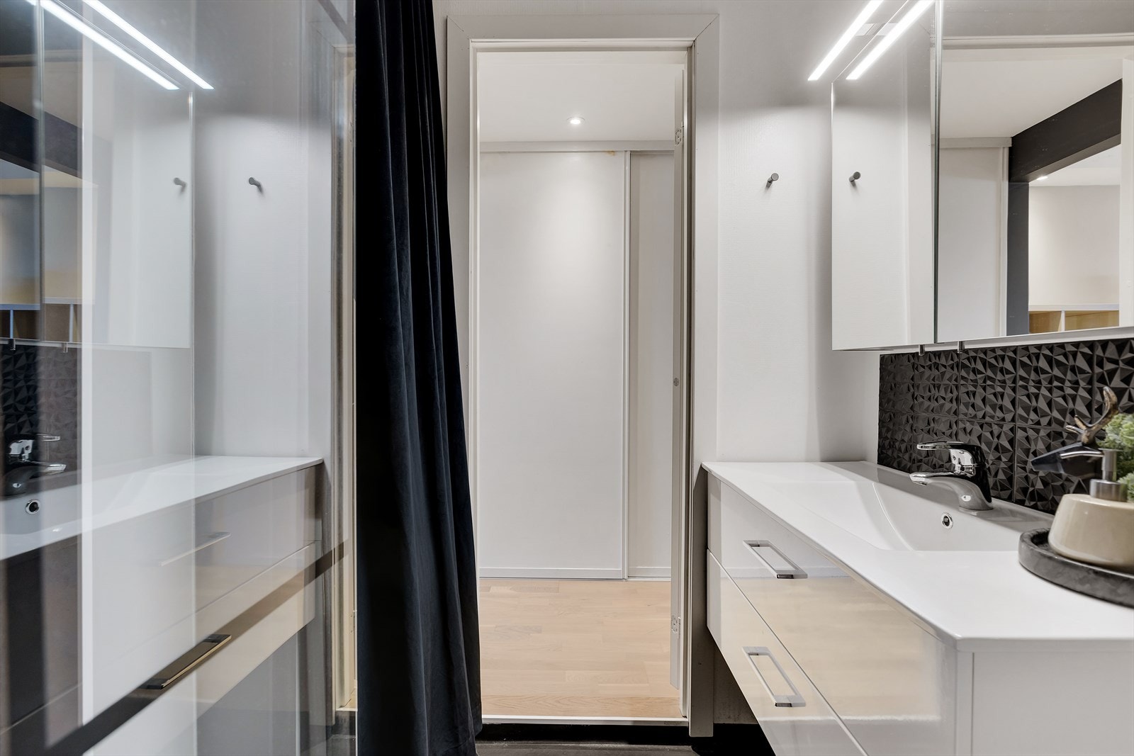 Inngang til baderommet fra entrèen Galleribilde