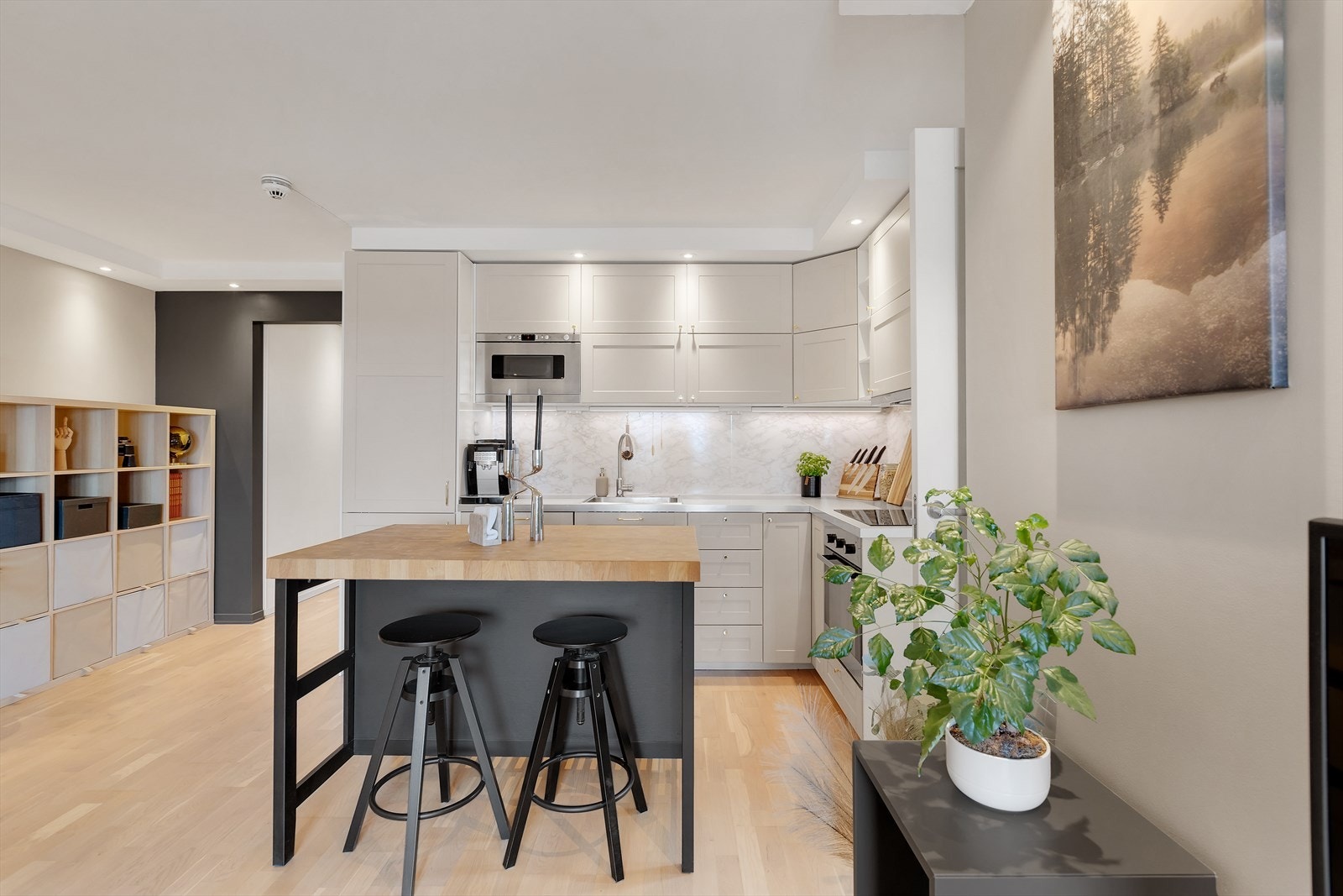 Pent kjøkken med integrerte hvitevarer Galleribilde