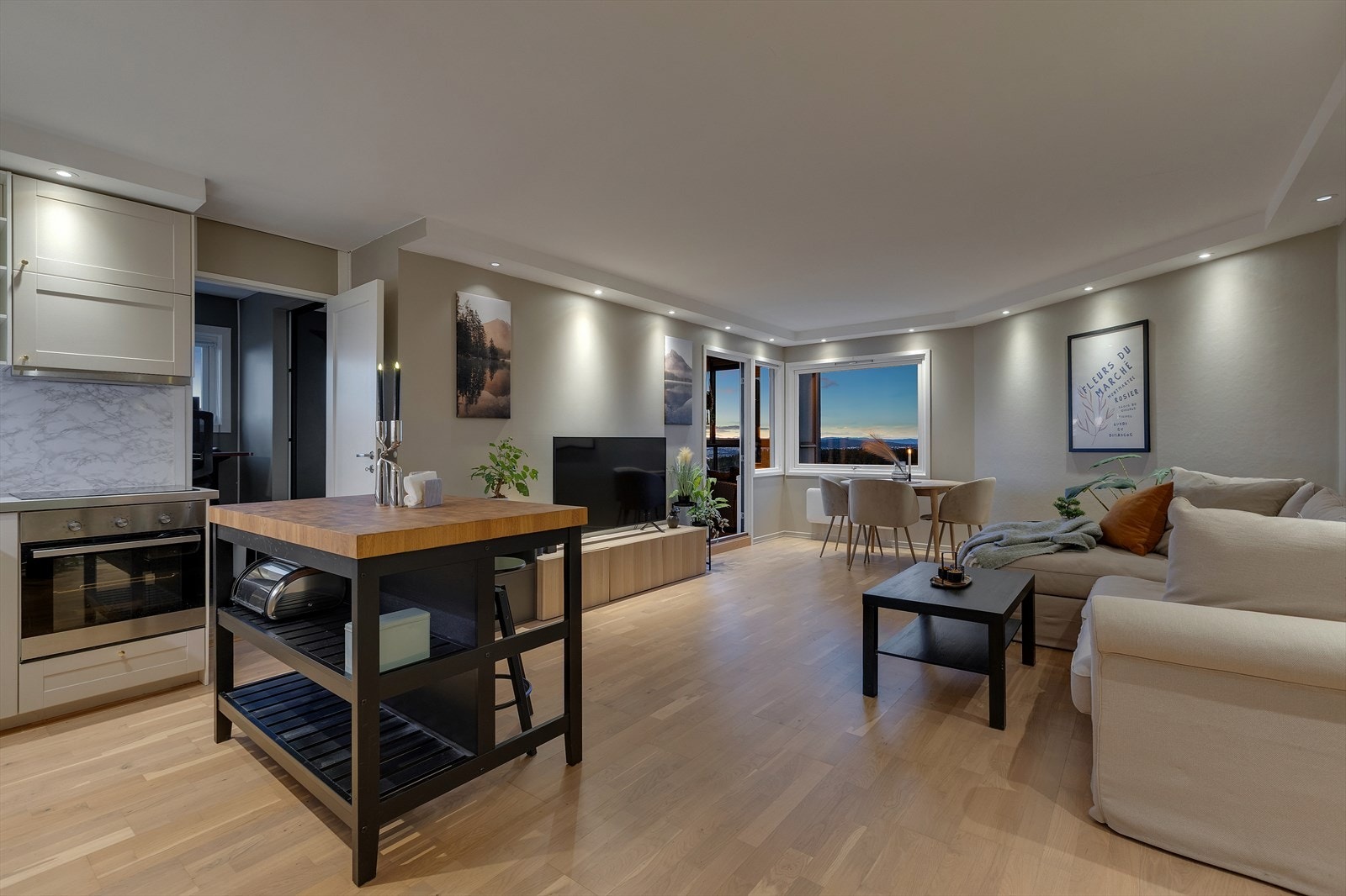 Stuen holder en tidsriktig og moderne standard Galleribilde