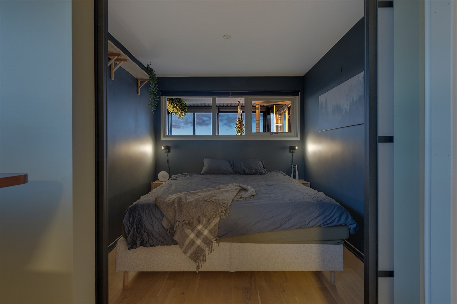 Plass til dobbeltseng og tilhørende møblement Galleribilde