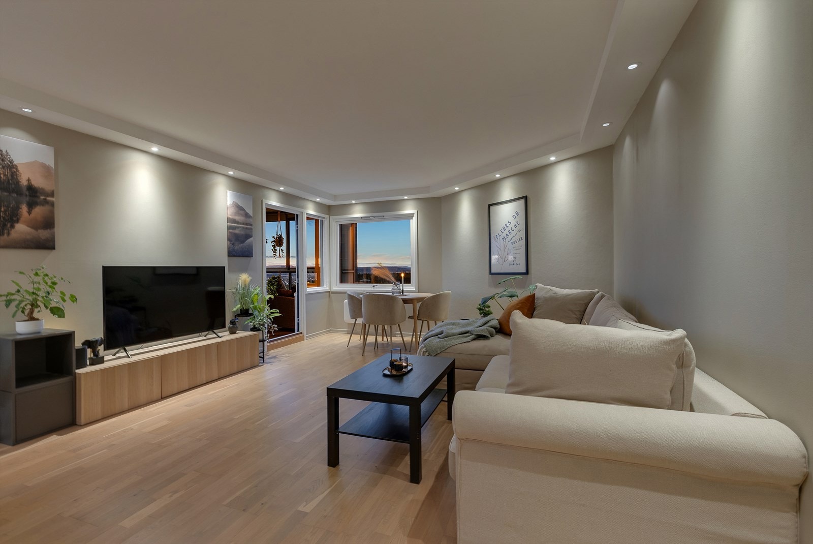 Dette er en flott og romslig 2-roms som har en stor overbygd balkong med vidstrakt utsikt! Galleribilde