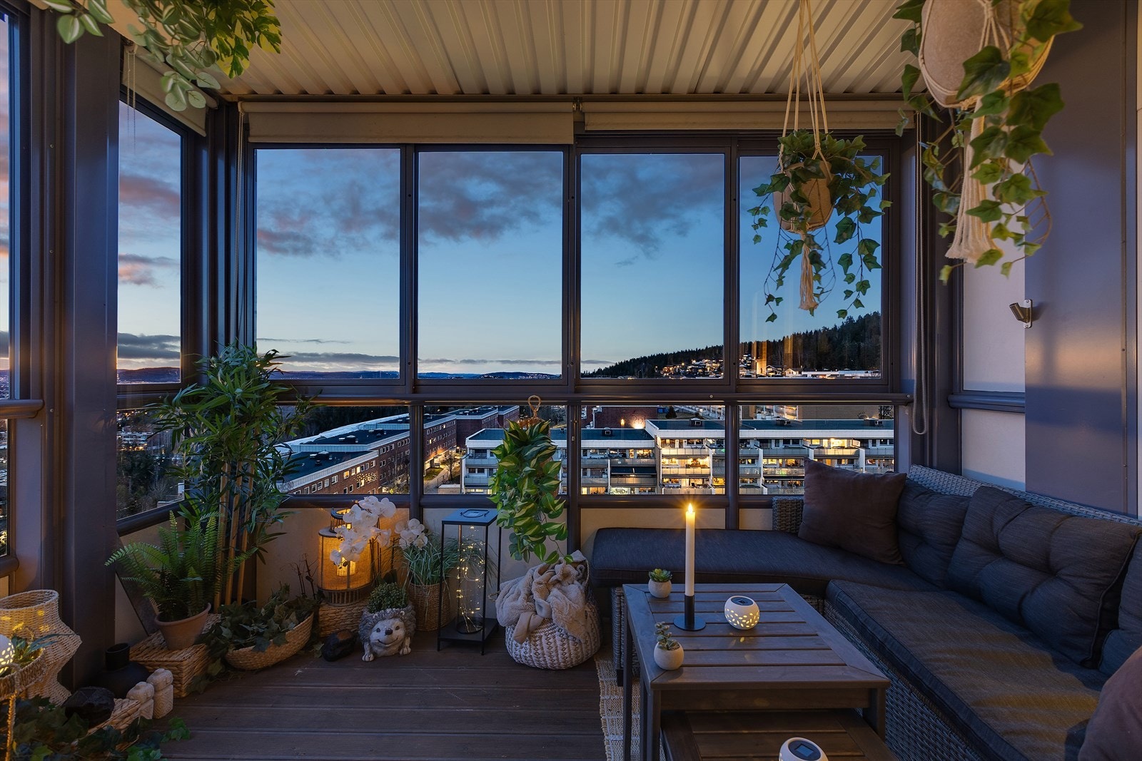 Innglassingen gjør at balkongen kan brukes året rundt, både sommer og vinter. Galleribilde