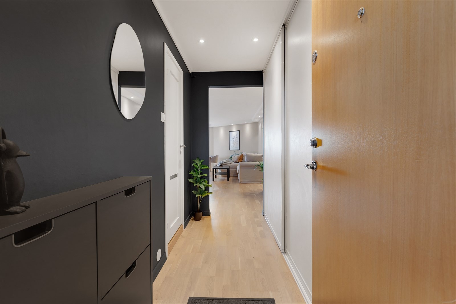 Innbydende entrè med stor skyvedørsgarderobe. Enkel adkomst til leiligheten med heis i bygget Galleribilde