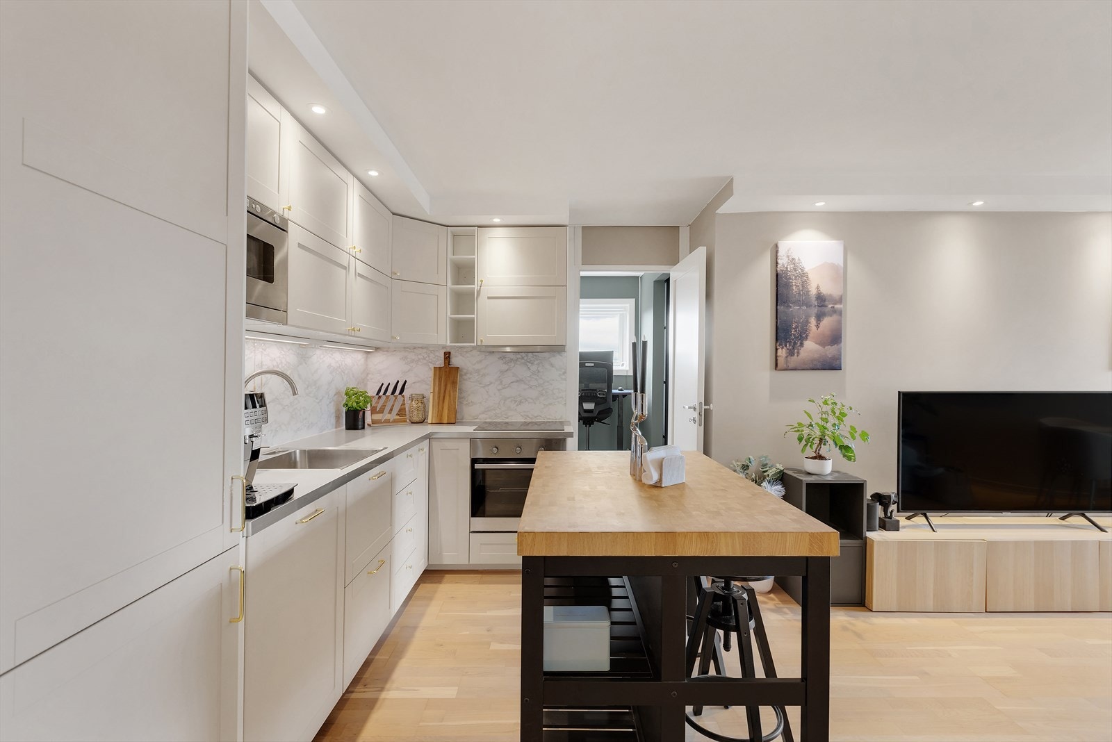 Velutstyrt kjøkken med rikelig med arbeidsflater og oppbevaringsplass Galleribilde