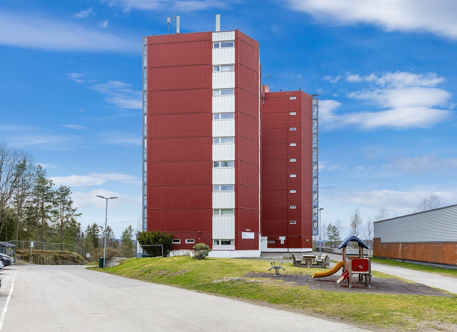 Leiligheten ligger høyt og fritt i 9. etg. i et veletablert boligområde i Blystadlia. Galleribilde