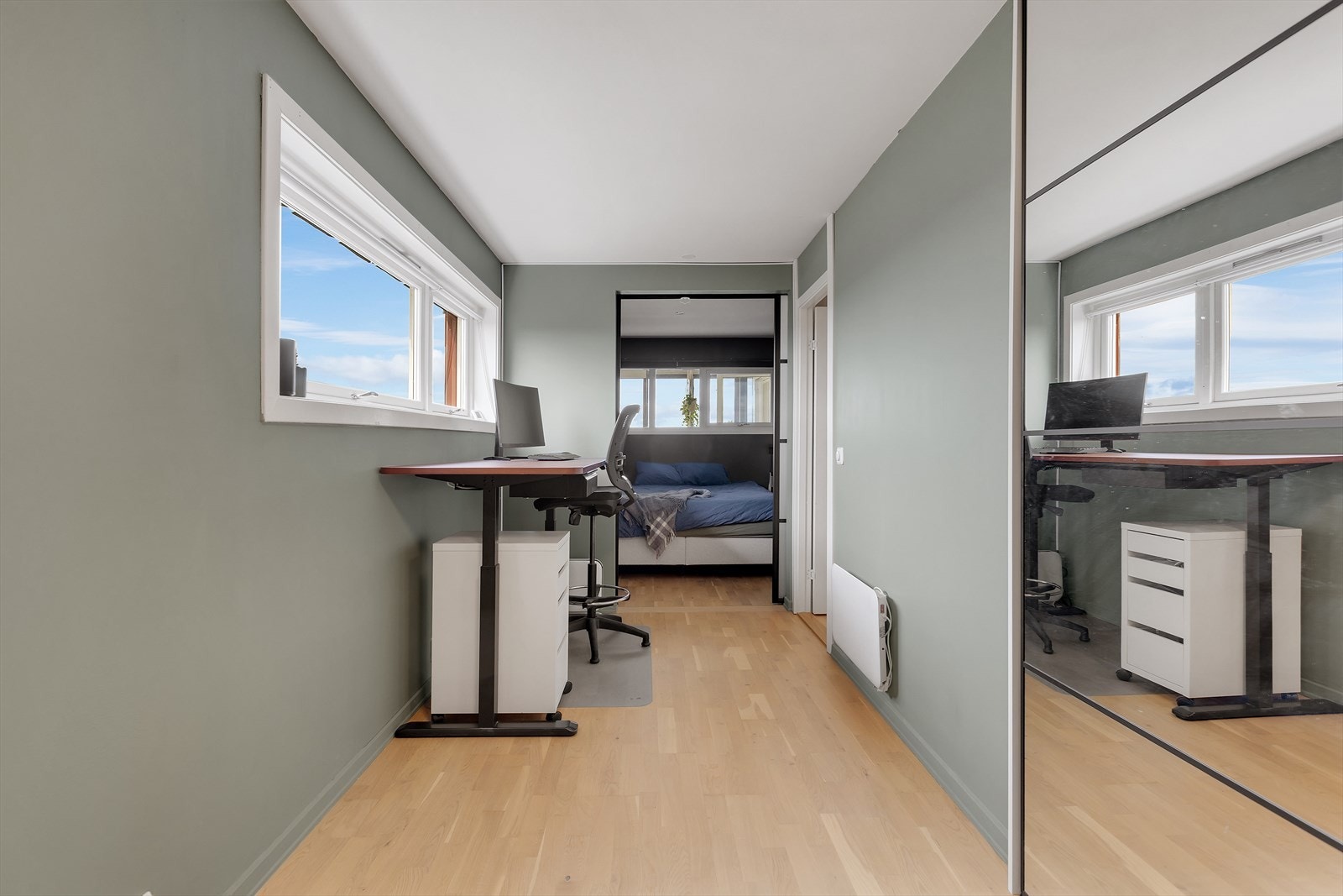Soverommet er svært romslig. Her er det god plass til blant annet hjemmekontor Galleribilde