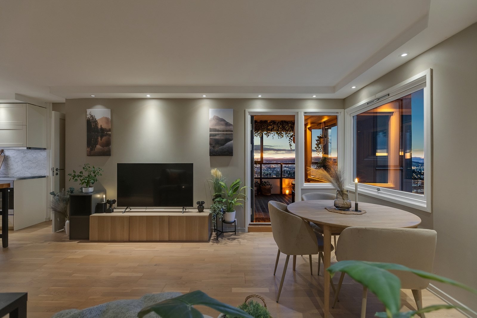 Stuen er av god størrelse og har plass til sofagruppe og spisebord med tilhørende møblement Galleribilde