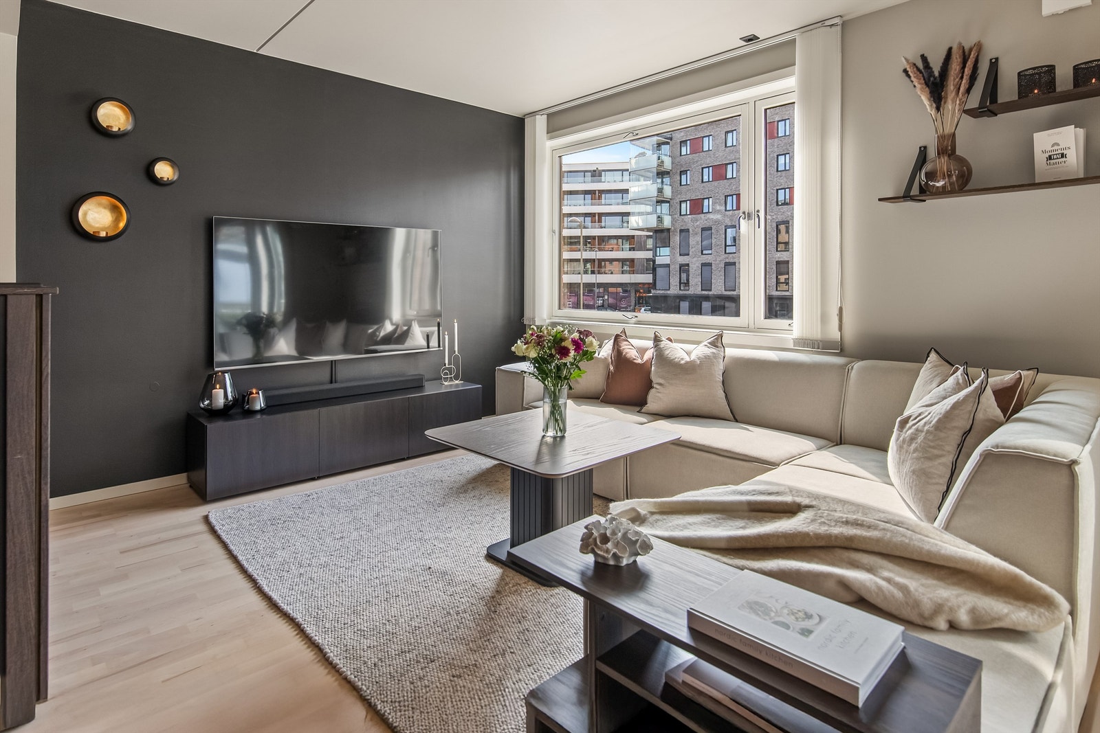 I sittestuen er det plass til stor sofa foran fjernsynet Galleribilde