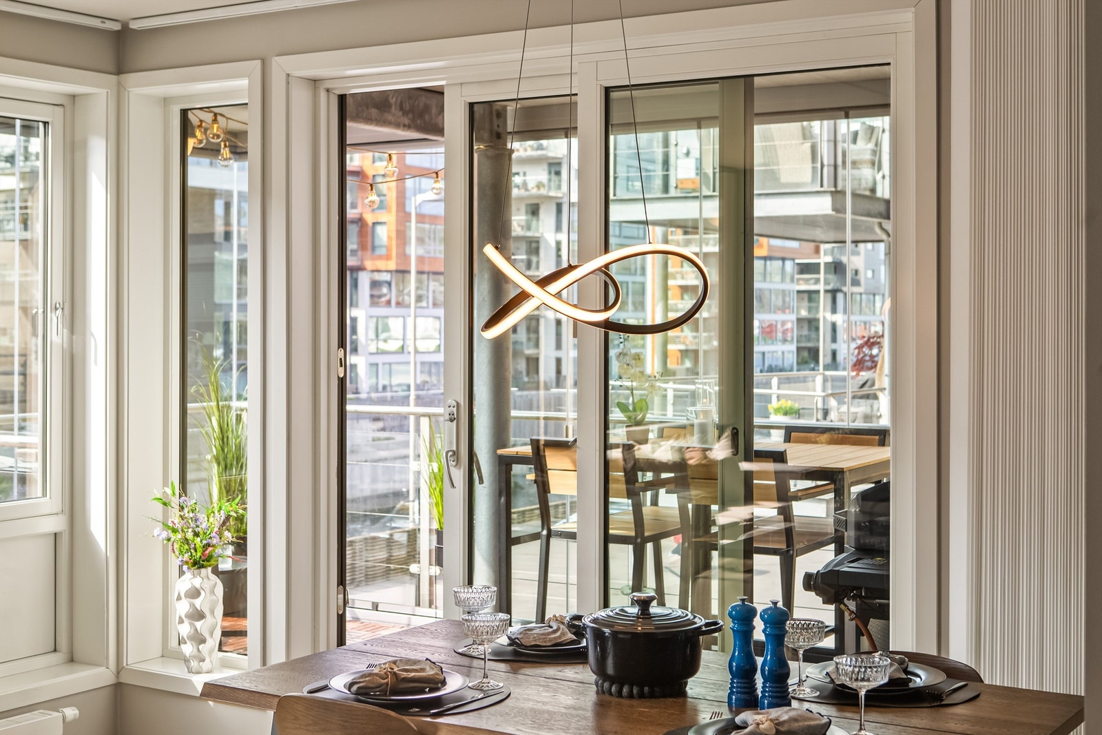 Fin plass til spisestue ut mot innglasset balkong Galleribilde