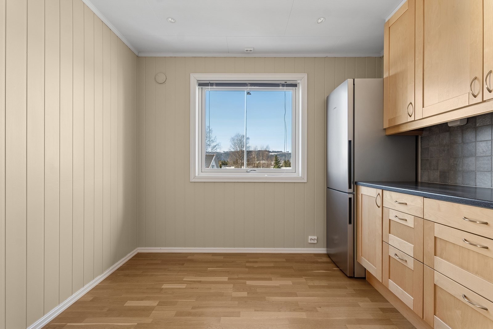 Moderne kjøkken med adkomst fra stuen. Her er det plass til en liten spisegruppe. Galleribilde
