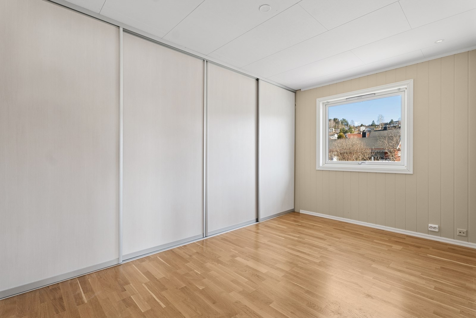 Hovedsoverommet er romslig og har god lagringsplass i skyvedørsgarderoben. Galleribilde