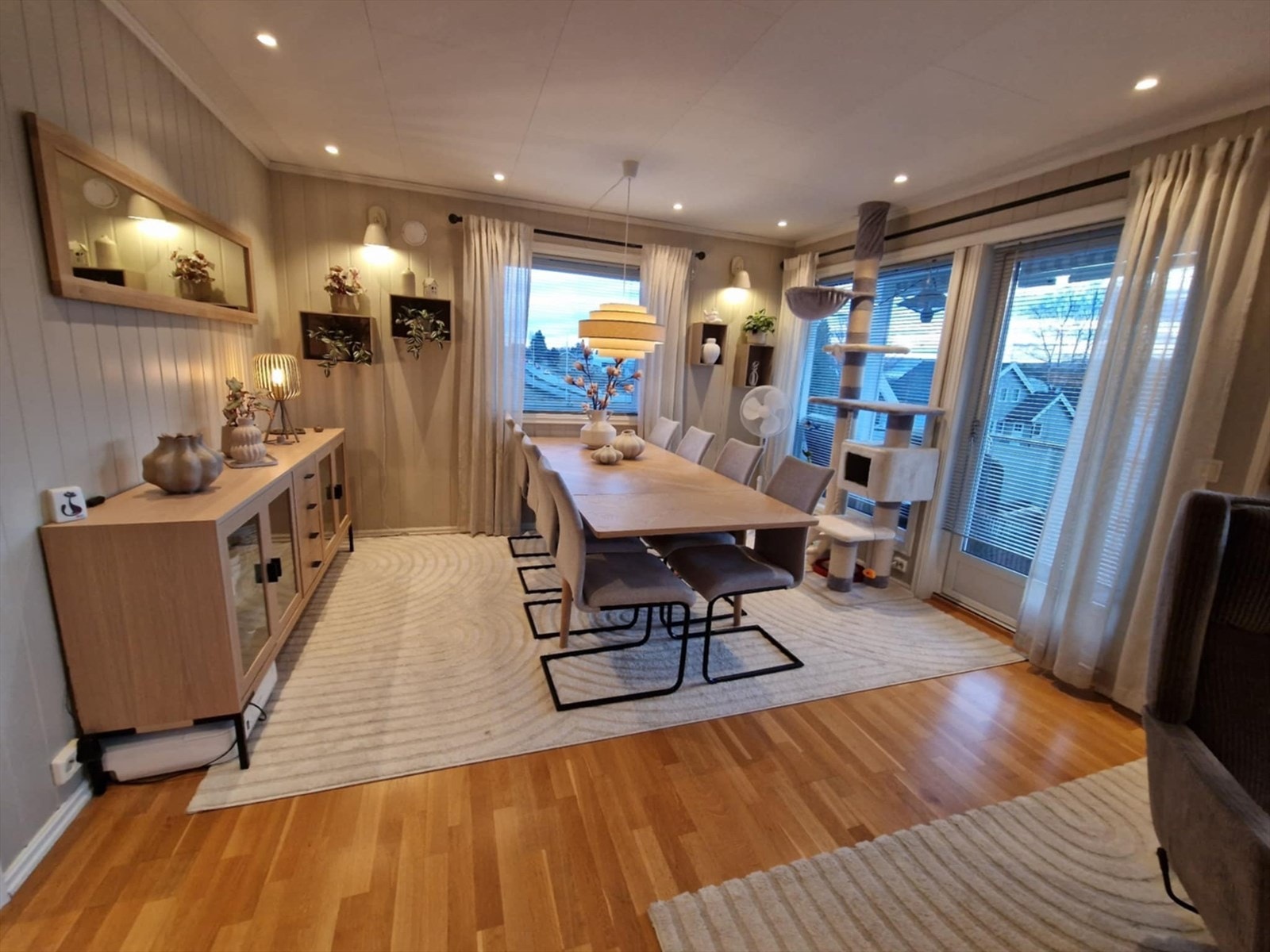 Her er stuen innredet som viser at den er romslig og innholdrsrik. Galleribilde