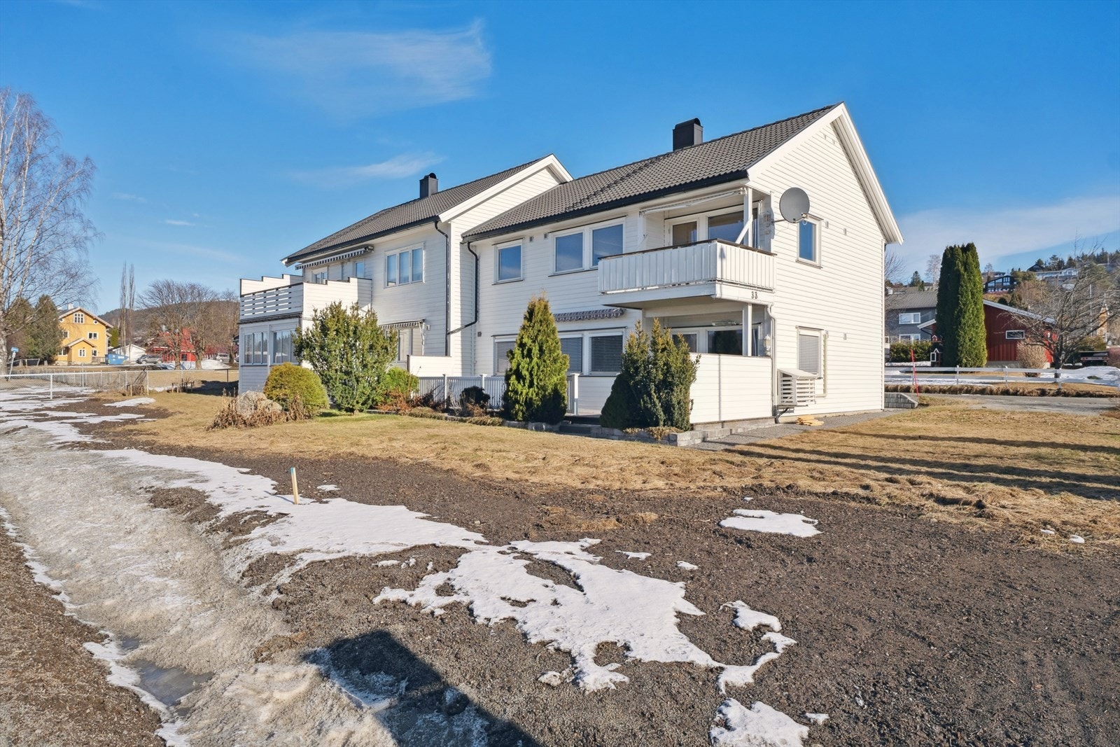 Busstopp som nærmeste nabo til eiendommen. Galleribilde