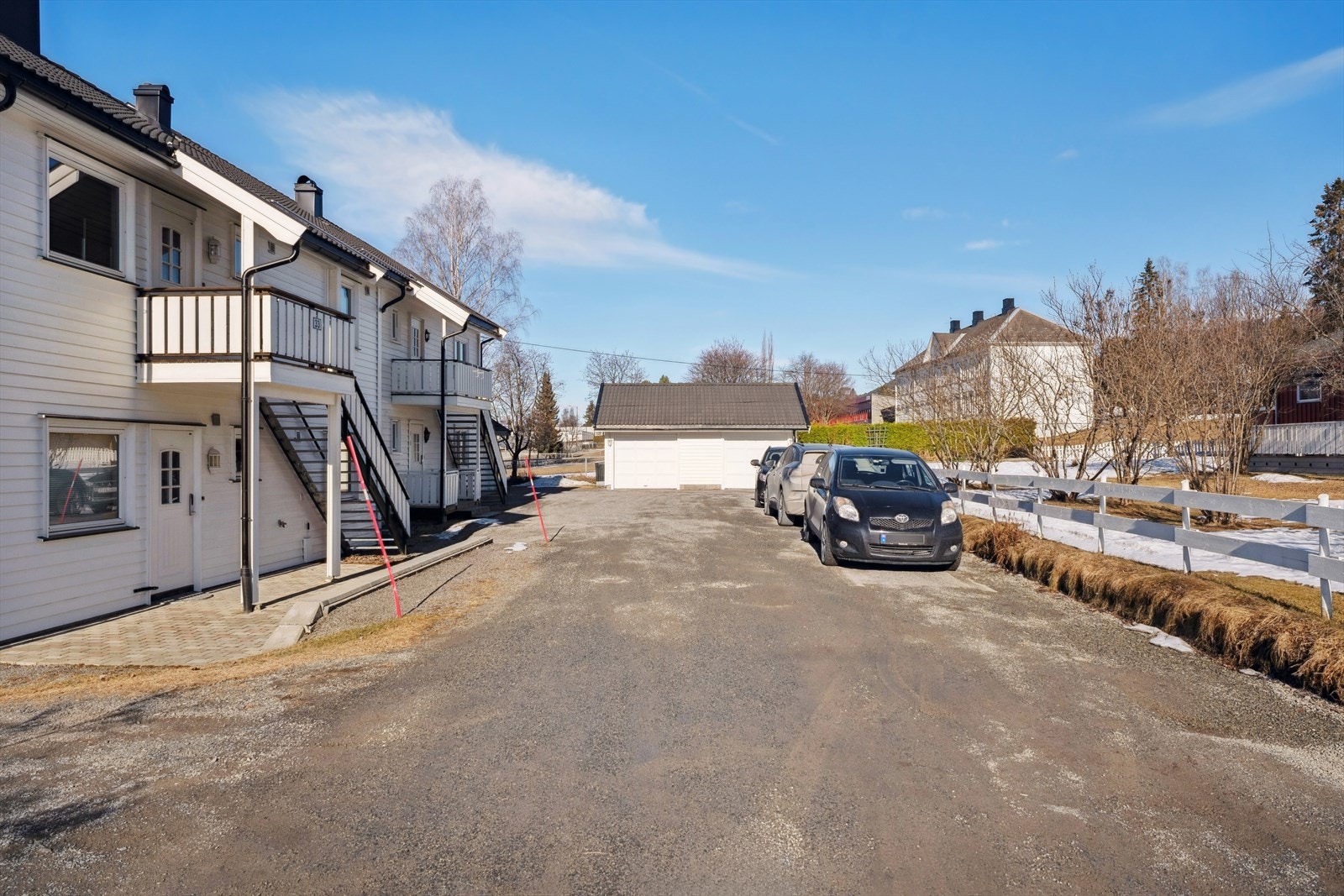 Felleseiet tomt med plass til parkering. Galleribilde