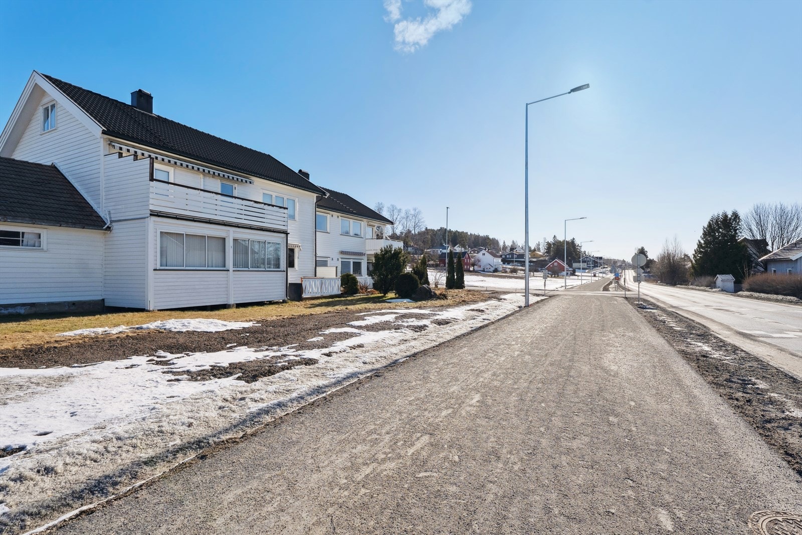 Solrikt område med mange fasiliteter. Gangavstand til barnehage, barneskole ungdomsskole. Kort avstand til turområder. Galleribilde