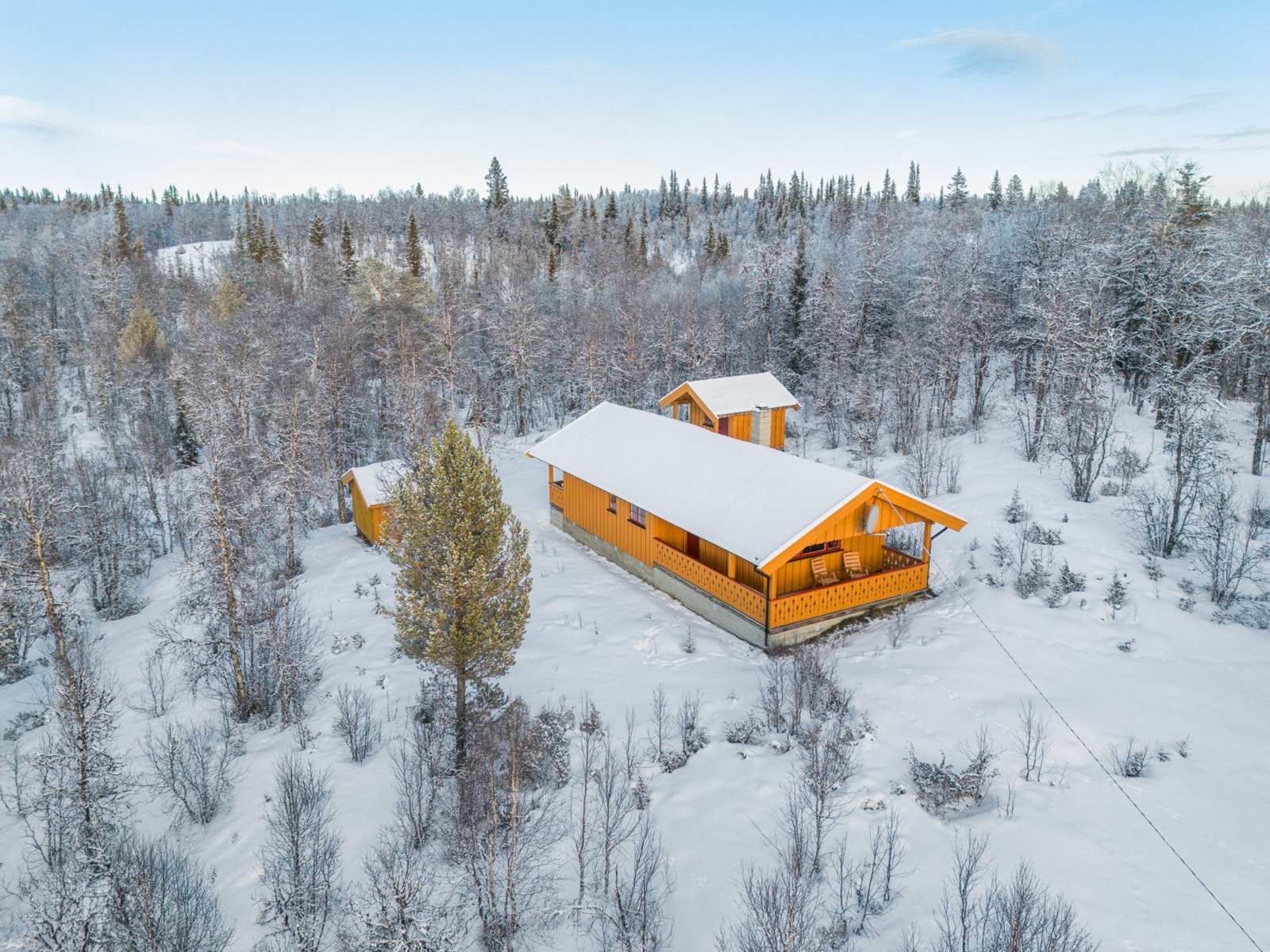 Hytta ligger rolig og pent til ved Tilseifjorden på grensen mellom Gol og Valdres. Galleribilde