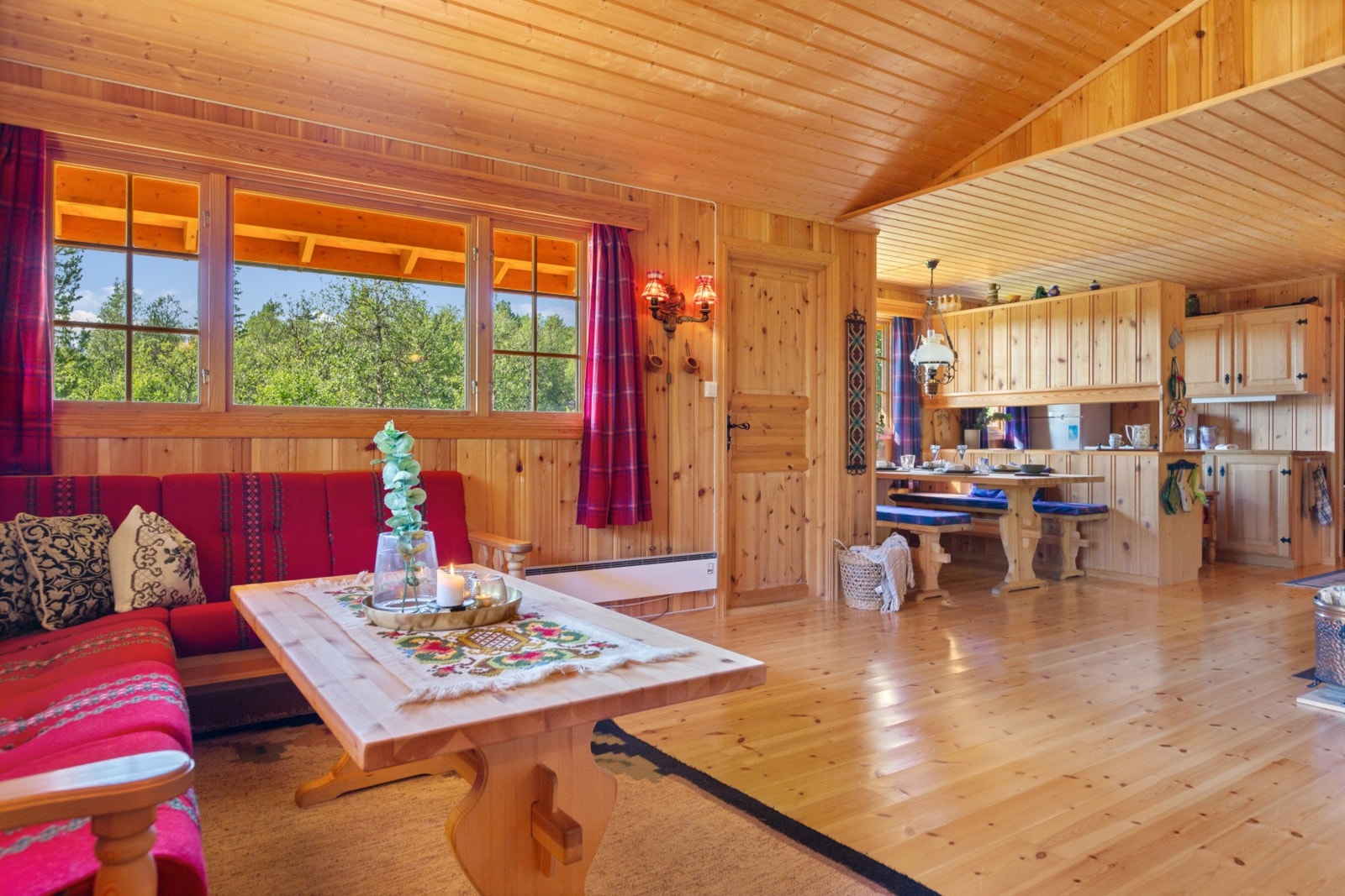 Det kommer godt med naturlig lysinnslipp inn i hytta. Galleribilde