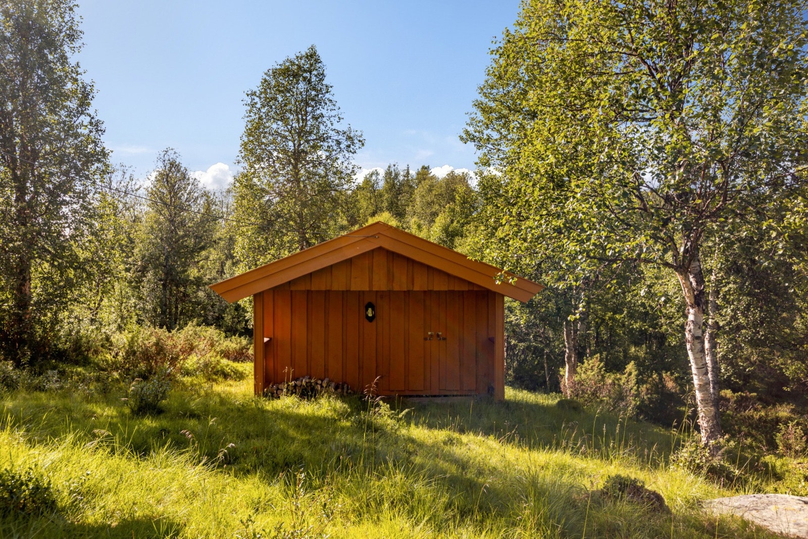 På eiendommen ligger det også et uthus. Galleribilde