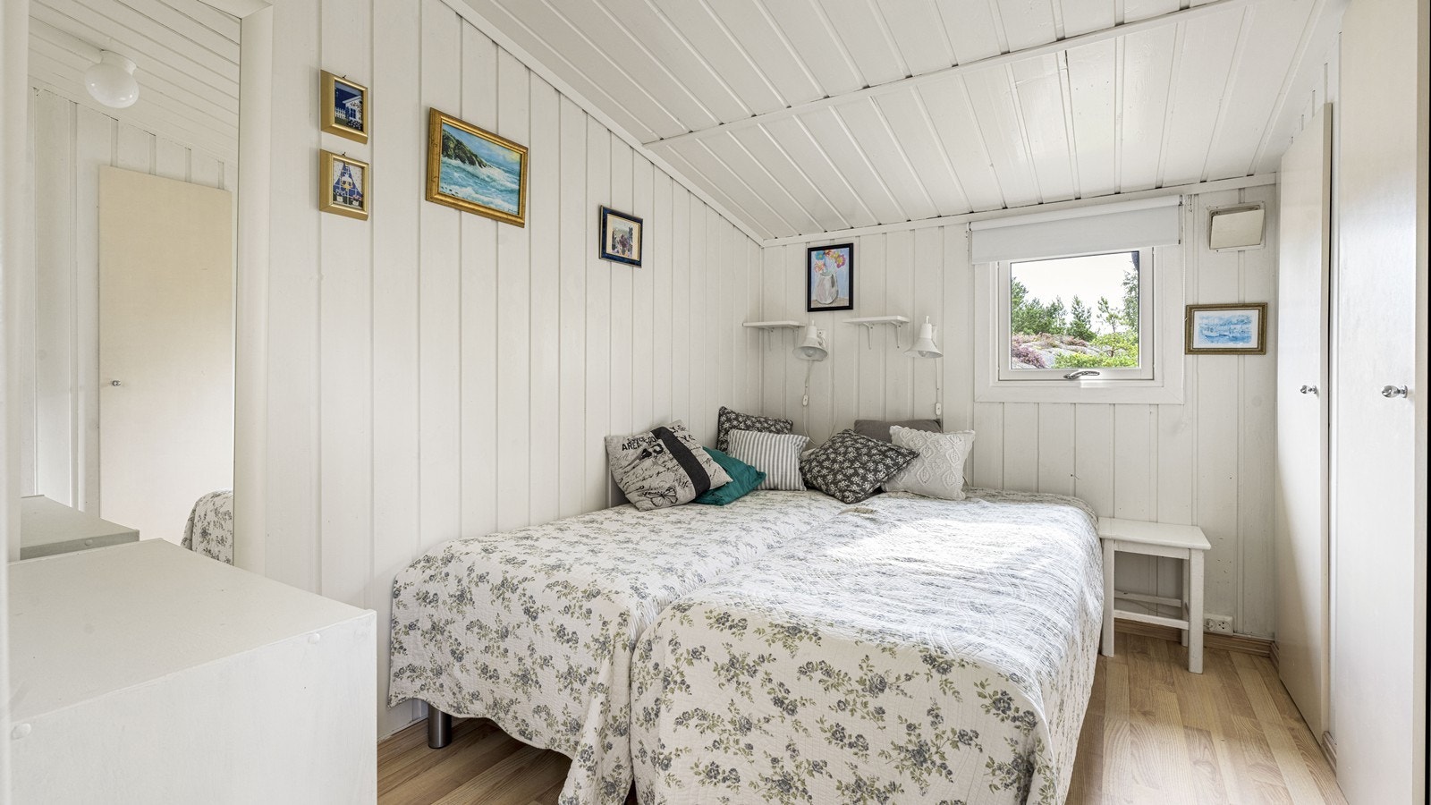 Soverom med god oppbevaring i plassbygde skap Galleribilde