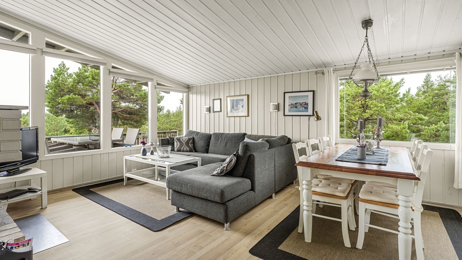 I stuen er det god plass til sofa, bord og tv med tilhørende møblement Galleribilde