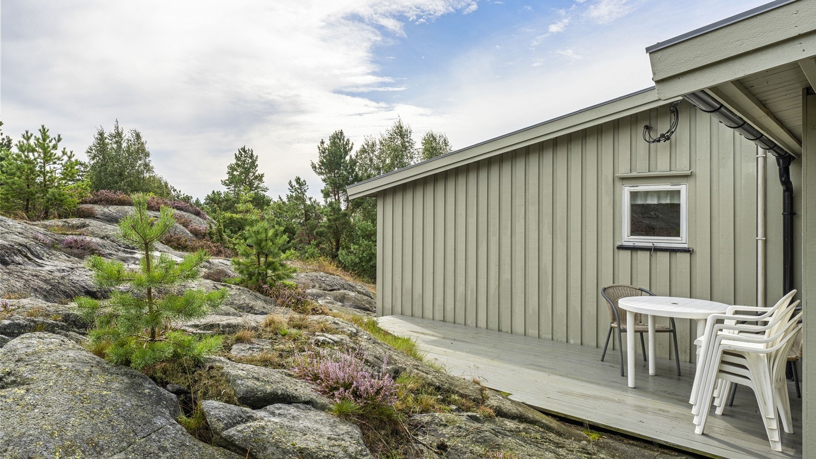 Rett rundt hjørnet finner man en solfylt og fin kaffekrok med morgensol Galleribilde