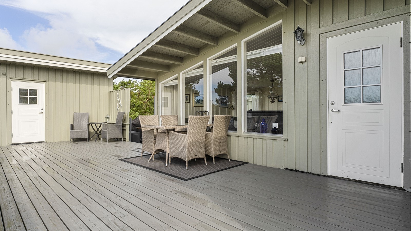 Terrassen foran hytten har god plass til møblement og er solrik Galleribilde