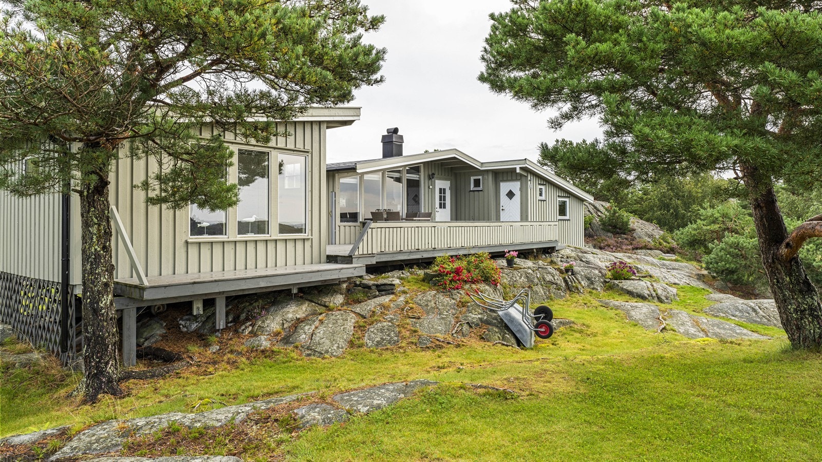 Naturtomten er pent opparbeidet med gress, eksponert fjell og terrasser. Galleribilde