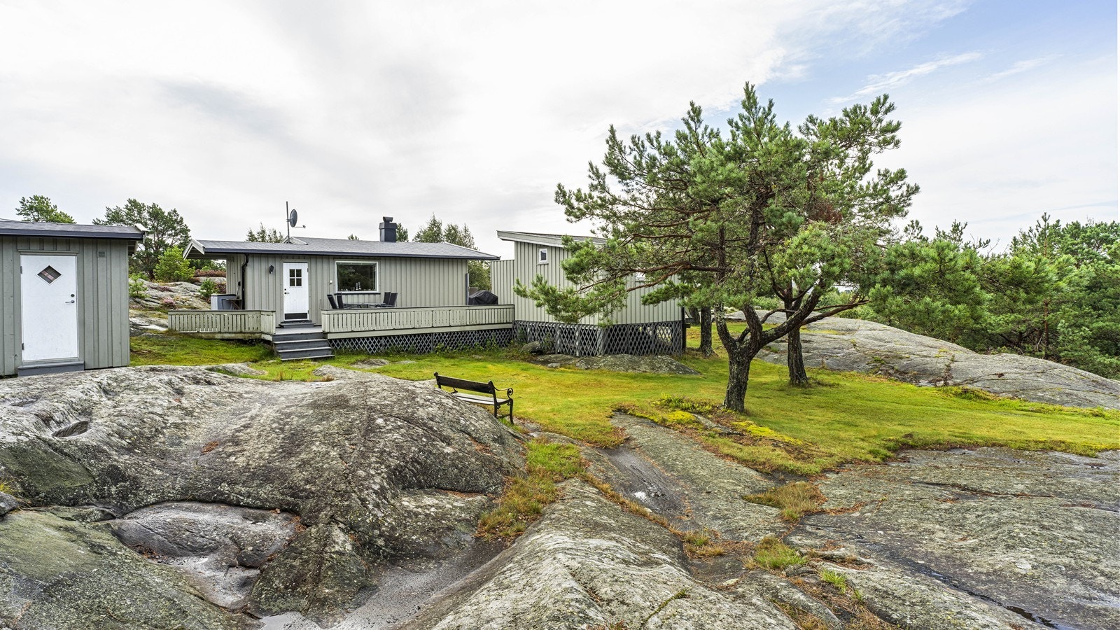 Gressplenen bak hytten er et fint område for lek og spill Galleribilde