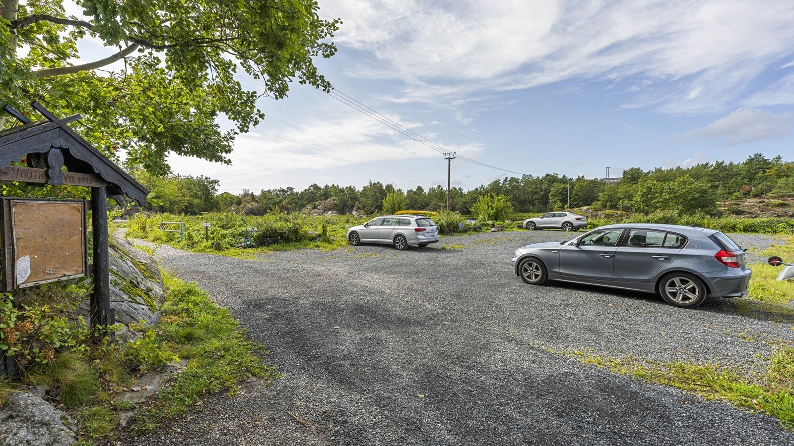 Med hytten følger det rett til en parkeringsplass. Det er også mulig å leie ekstra plass for 3.990,- årlig. Galleribilde