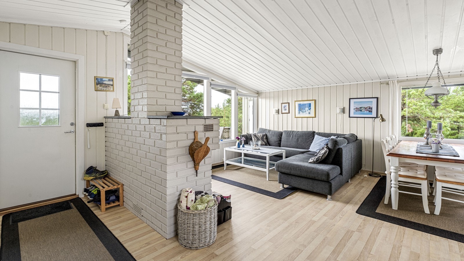 Oppholdsrommet fremstår som arealsmart og luftig Galleribilde