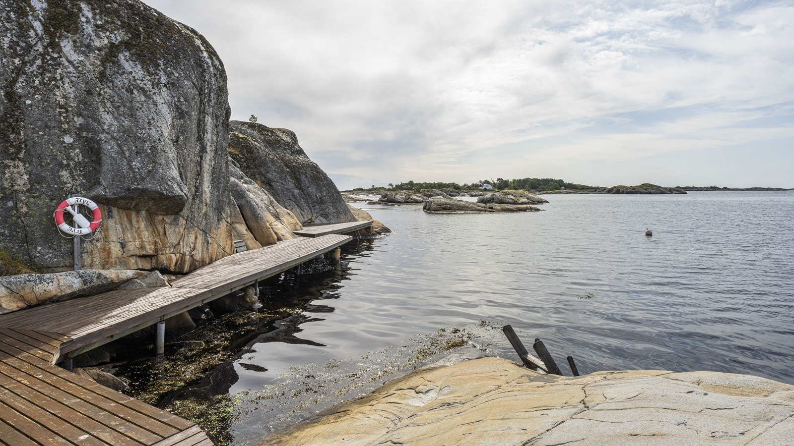 En av badeplassene i nærheten. Fint tilrettelagt med brygge og stige. Galleribilde