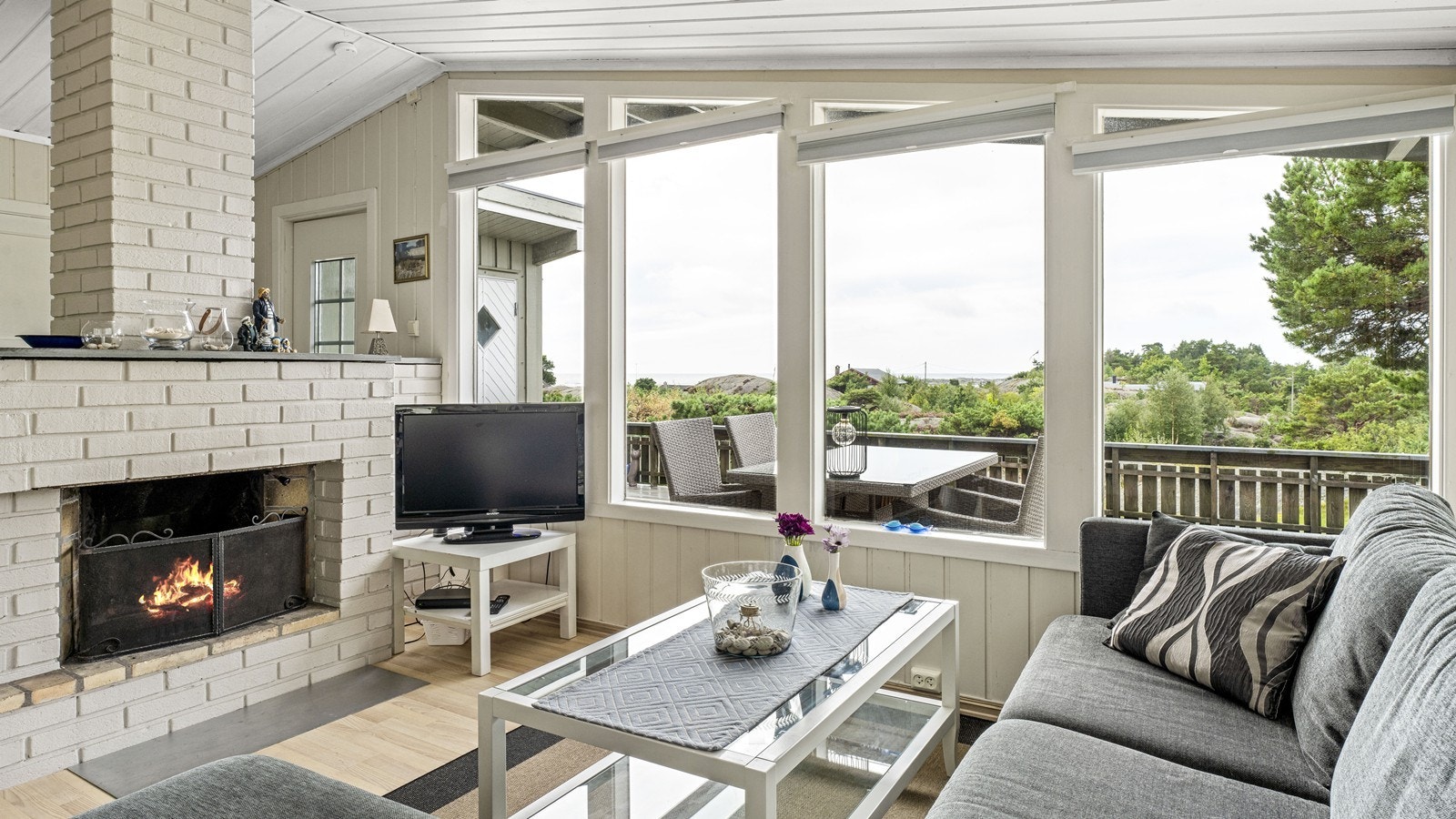 Store vindusflater gir godt med naturlig lys og fin tilgang til utsikten. Det er tilpasset solskjerming Galleribilde