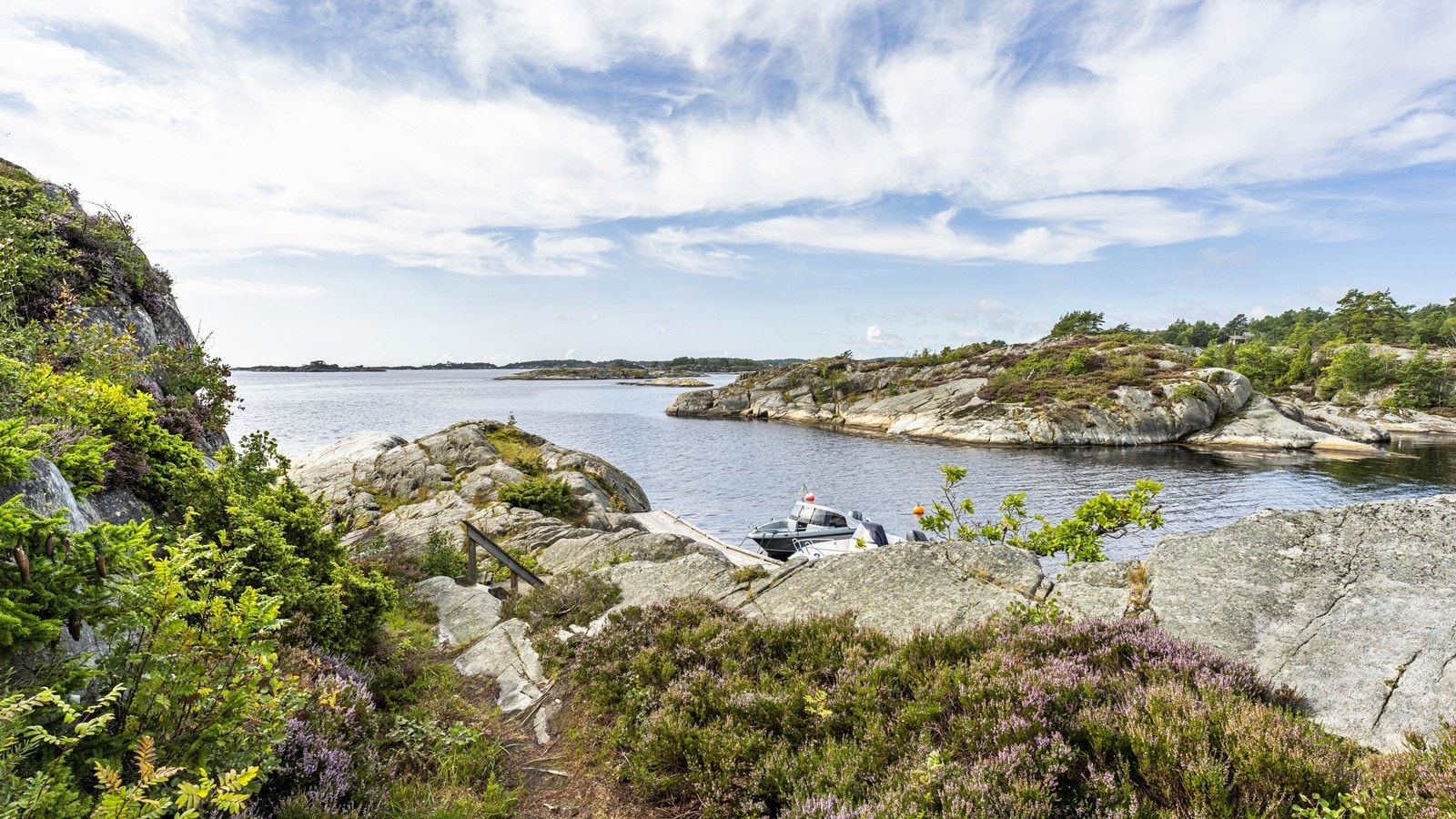Det er kort vei med båt til Risør sentrum Galleribilde