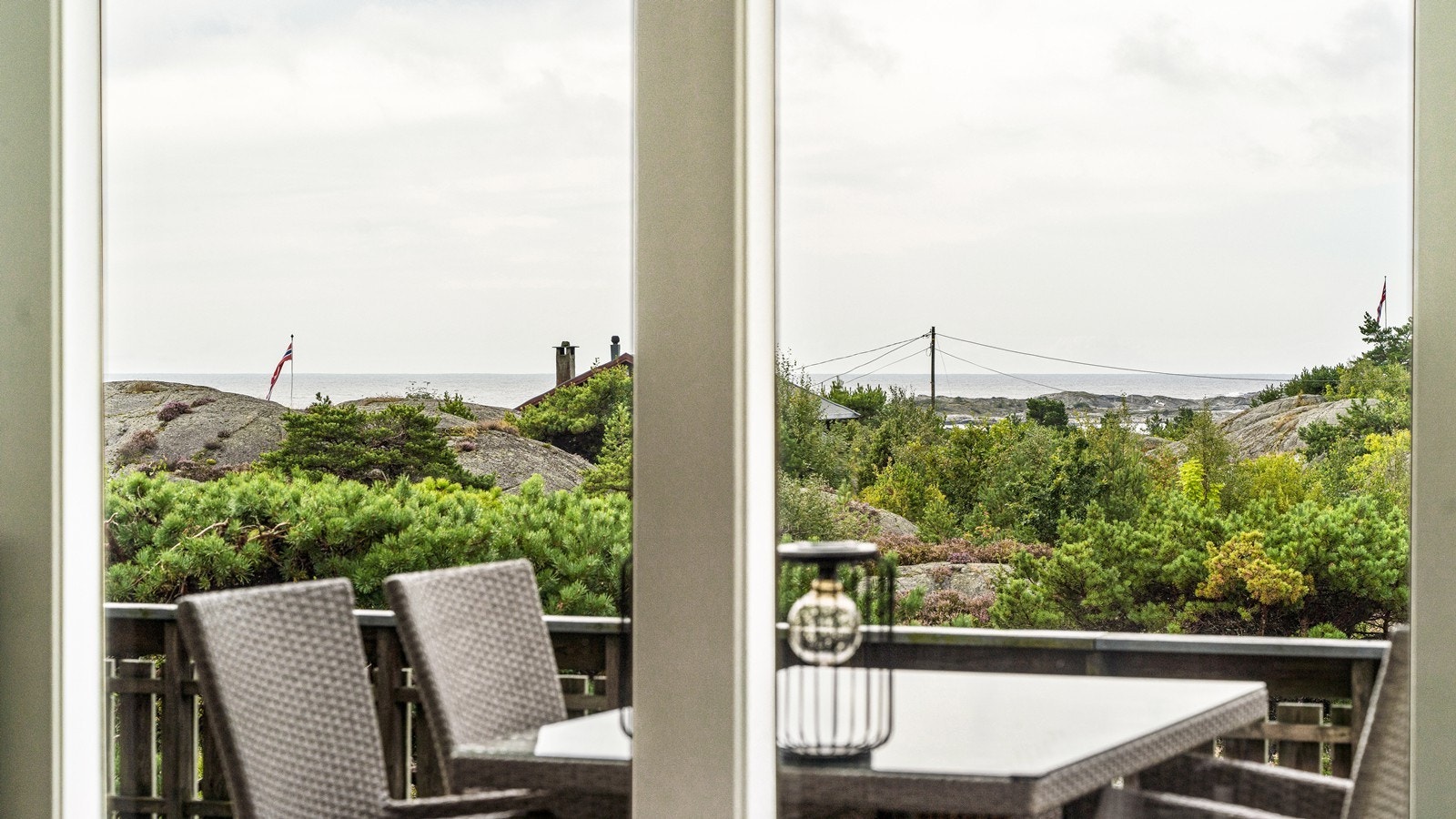 Flott havutsikt fra terrasse og oppholdsrom Galleribilde