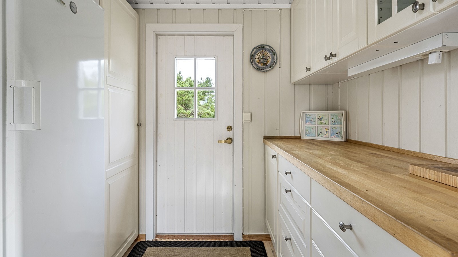 Profilerte fronter med knotter og heltre benkeplate Galleribilde