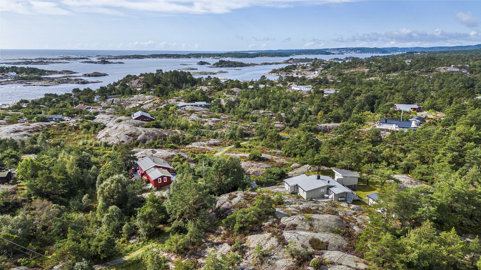 Få minutter gange fra hytten er det tilgang til fantastiske friområder med svaberg og en rekke badeplasser ut mot havet. Galleribilde
