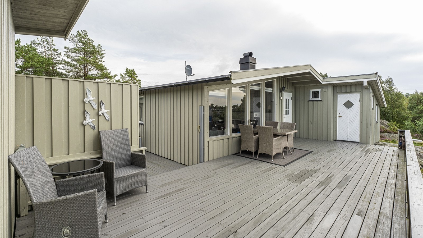 Ved overgangen til terrassen på siden er det montert praktisk uttrekkbar levegg Galleribilde