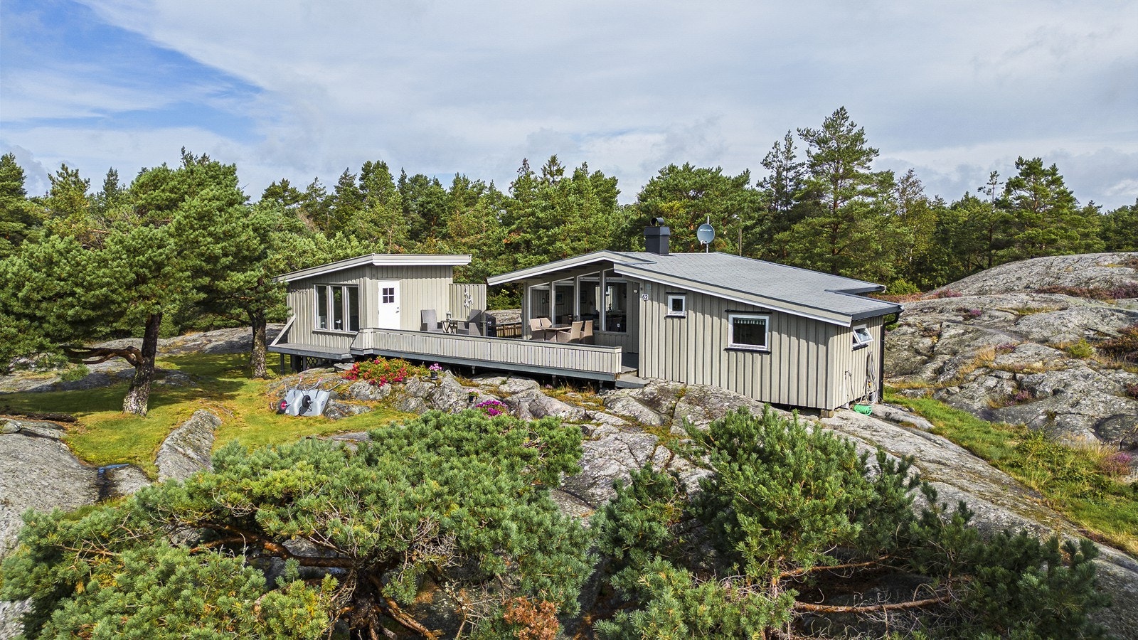 Hytten har en fantastisk beliggenhet på naturtomt rett ved havet Galleribilde
