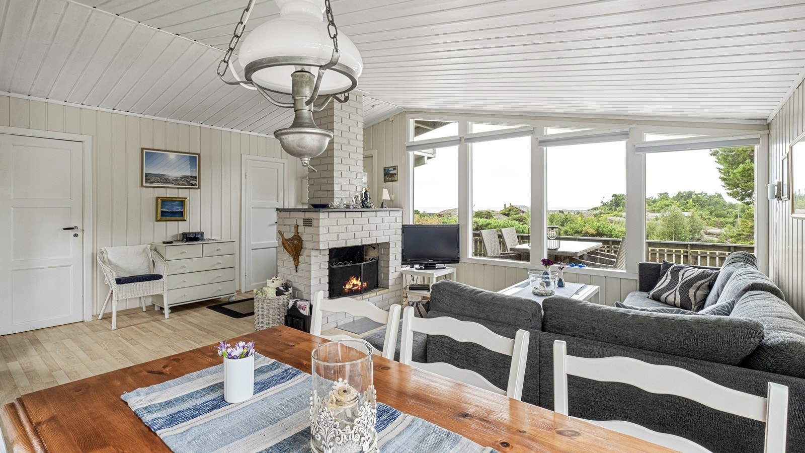 Ved adkomst til kjøkkenet er det god plass til spisegruppe Galleribilde