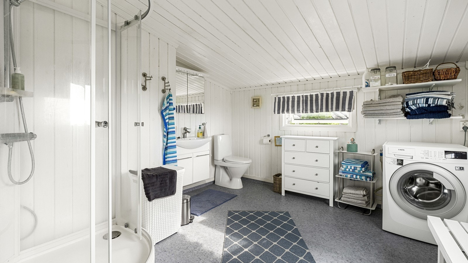 Romslig bad med opplegg for vaskemaskin Galleribilde