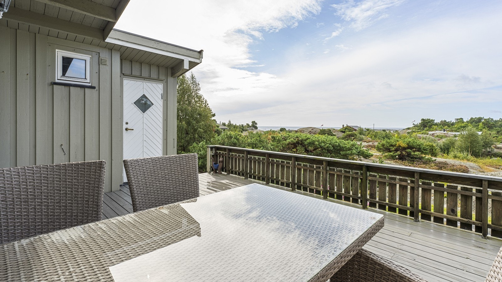 Like ved inngangen til hytten er det adkomst til bad og toalett Galleribilde