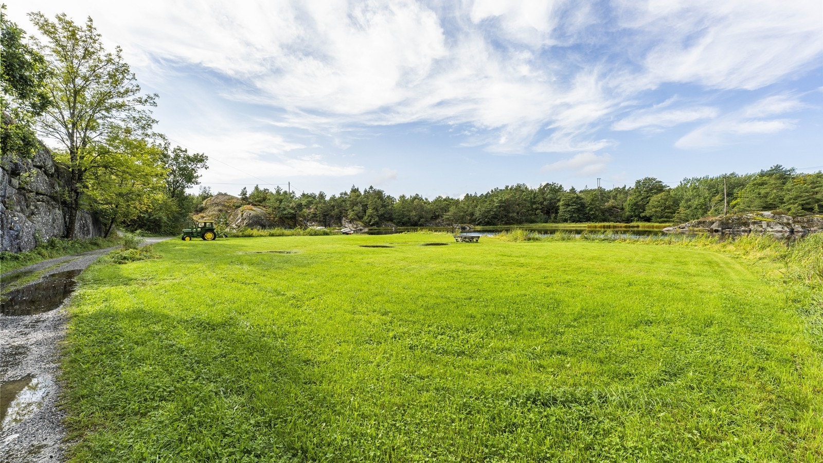 Området ved parkeringen man passerer langs stien til hytten Galleribilde
