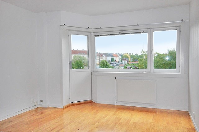 Lys stue med utgang til balkong. Galleribilde