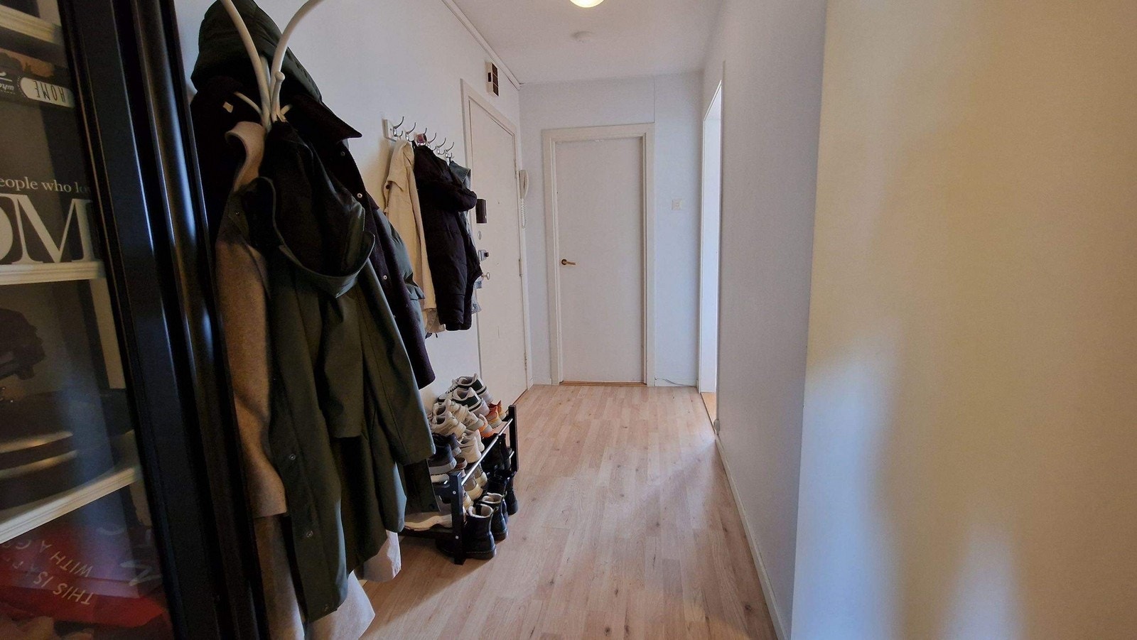 Slik har tidligere leietaker innredet gangen. Galleribilde