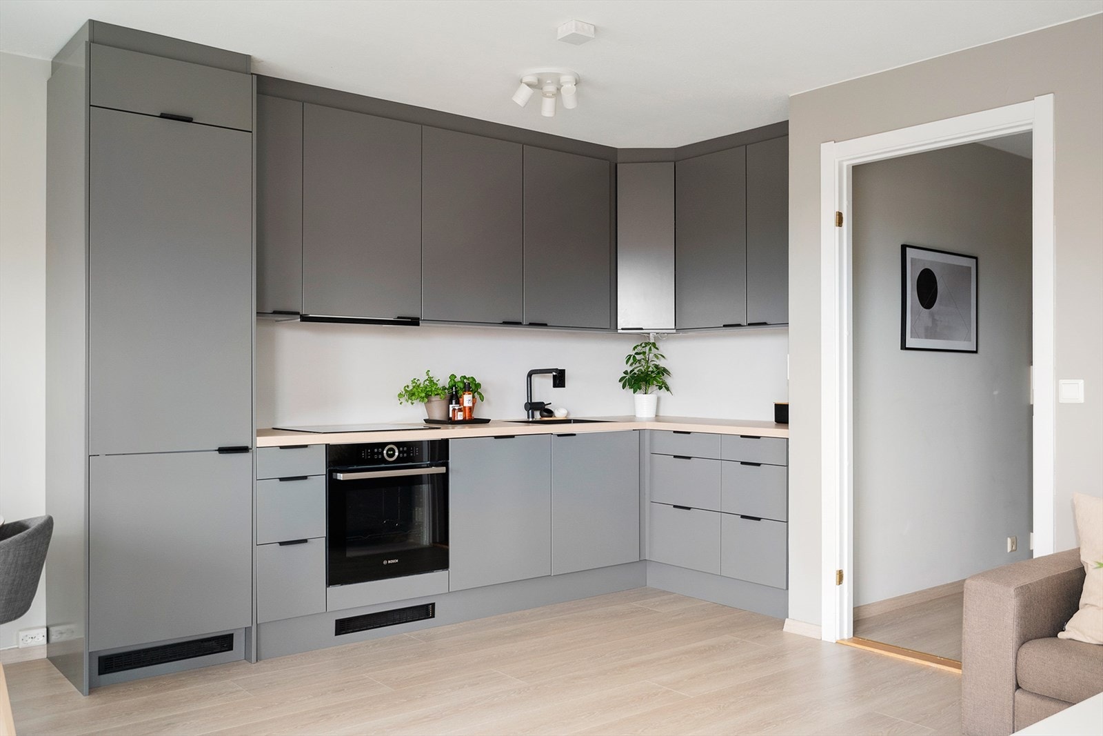 Det er også byttet gulv og listverk i alle rom (eks. bod og bad) fra 2021. Galleribilde