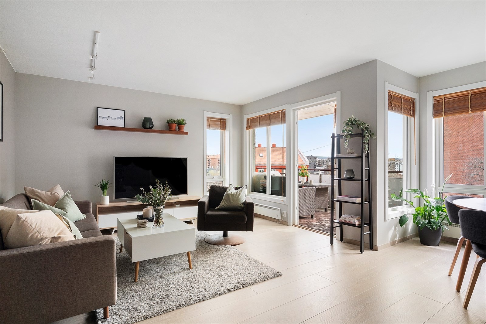 Stuen i leiligheten er romslig og flott med store vindusflater som gir rikelig med naturlig lys, og skaper en god atmosfære. Galleribilde